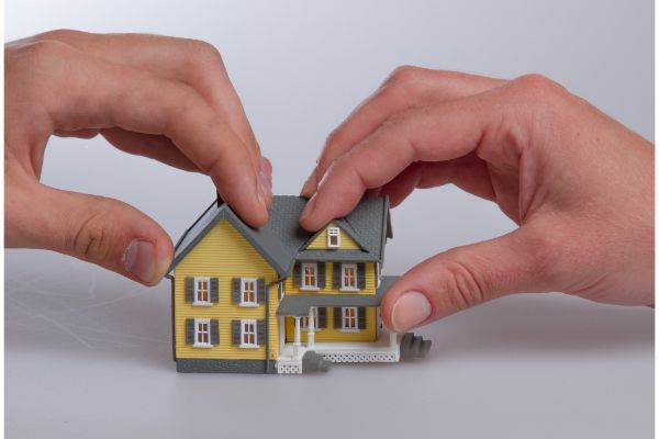 How to Decide Whether to Keep the House in a Divorce